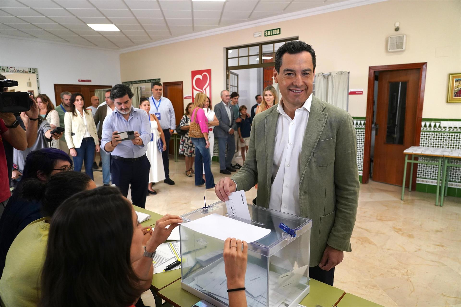 El presidente del PP-A y de la Junta de Andalucía, Juanma Moreno, ejerce su derecho al voto este 9J en el colegio Sagrado Corazón de Jesús de Málaga - ÁLEX ZEA/EUROPA PRESS