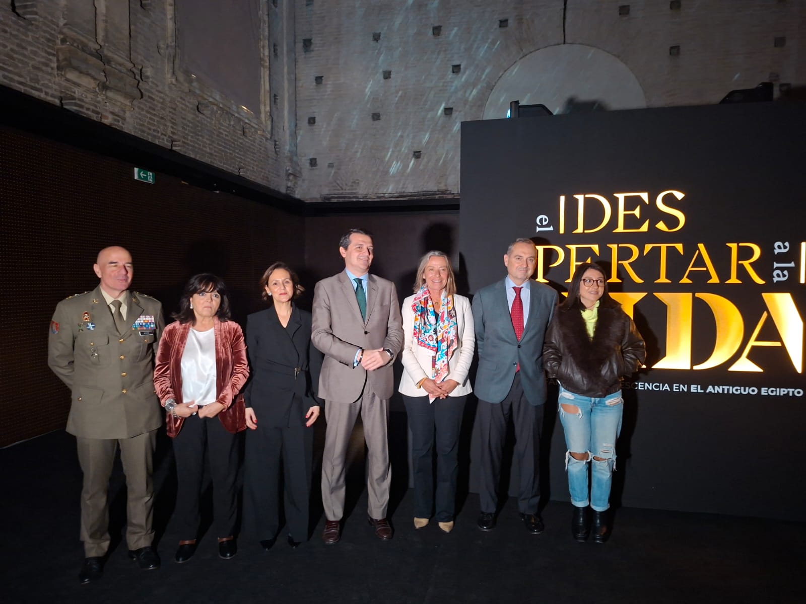 El alcalde, José María Bellido, en el centro junto a las comisarias Esther Pons e Isabel Olvés (a su izquierda), las concejalas Isabel Albás y Cintia Bustos (a su derecha) y el subdelegado de Defensa, el coronel José María Ortega (derecha).