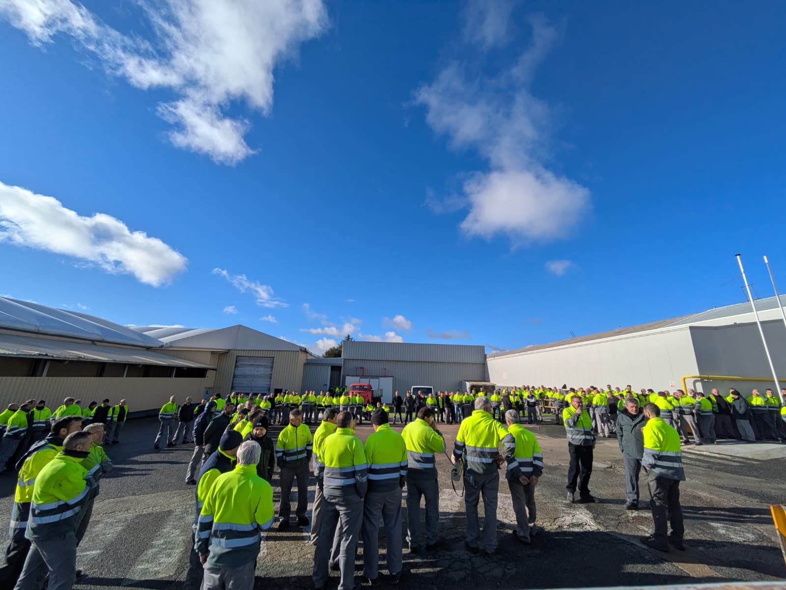 Concentración de trabajadores en la planta de Nissan Ávila./Ser Ávila
