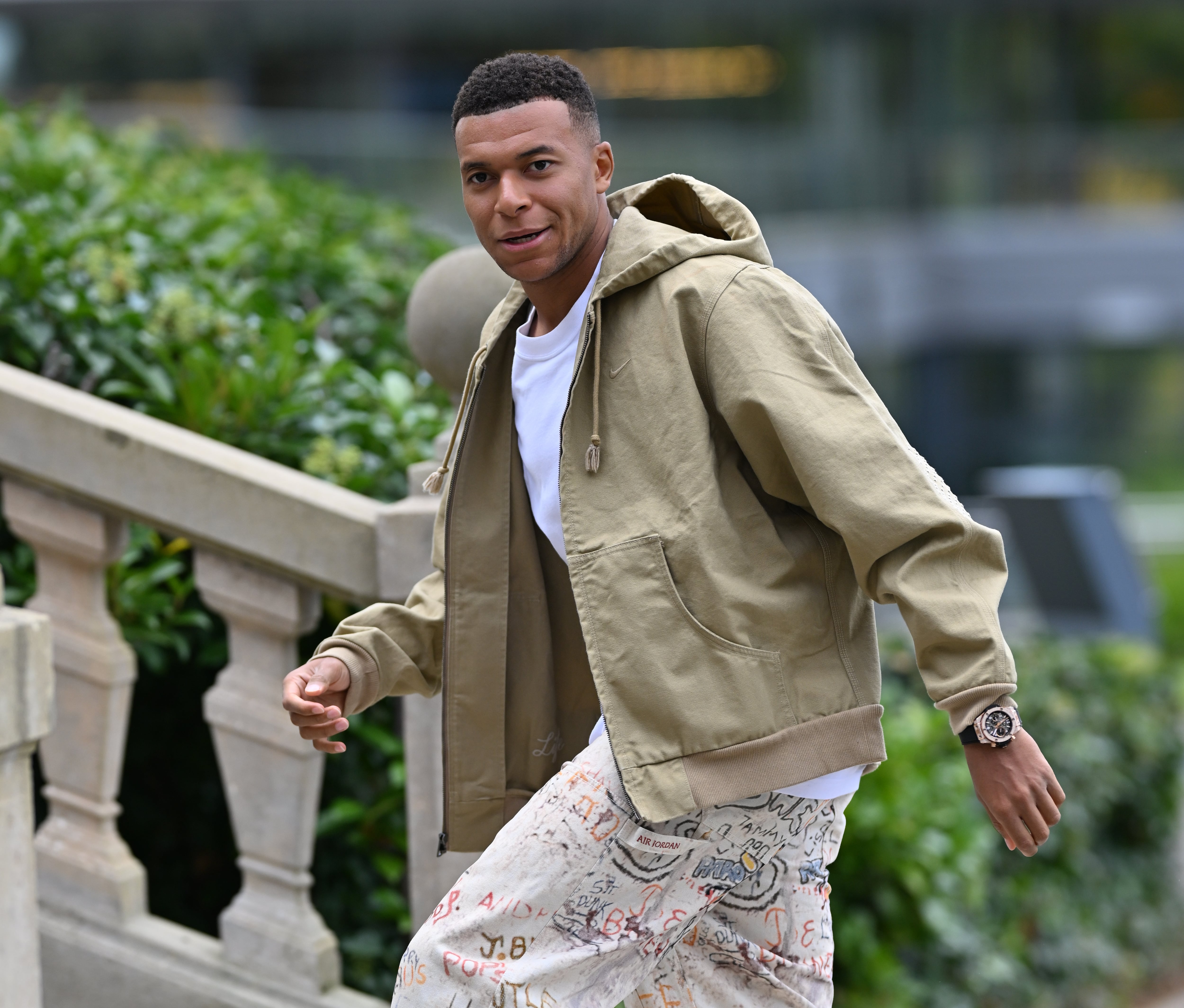 Mbappé llegando a Clairefontaine de cara al partido frente Azerbaiyán