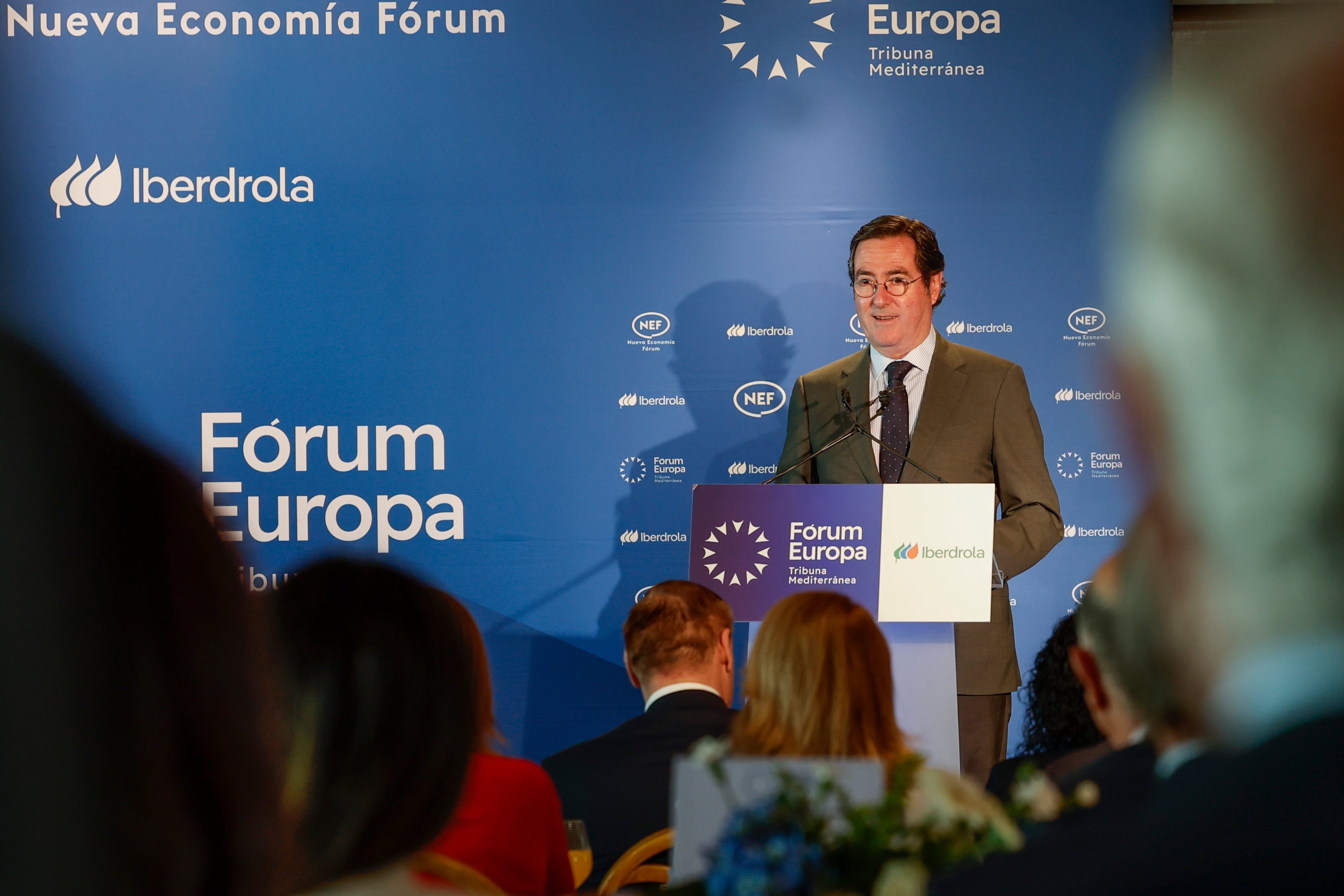 VALENCIA, 27/04/2026.- El presidente de la CEOE, Antonio Garamendi, durante la presentación en el Fórum Europa Tribuna Mediterránea del presidente de la patronal autonómica valenciana (CEV), Vicente Lafuente.