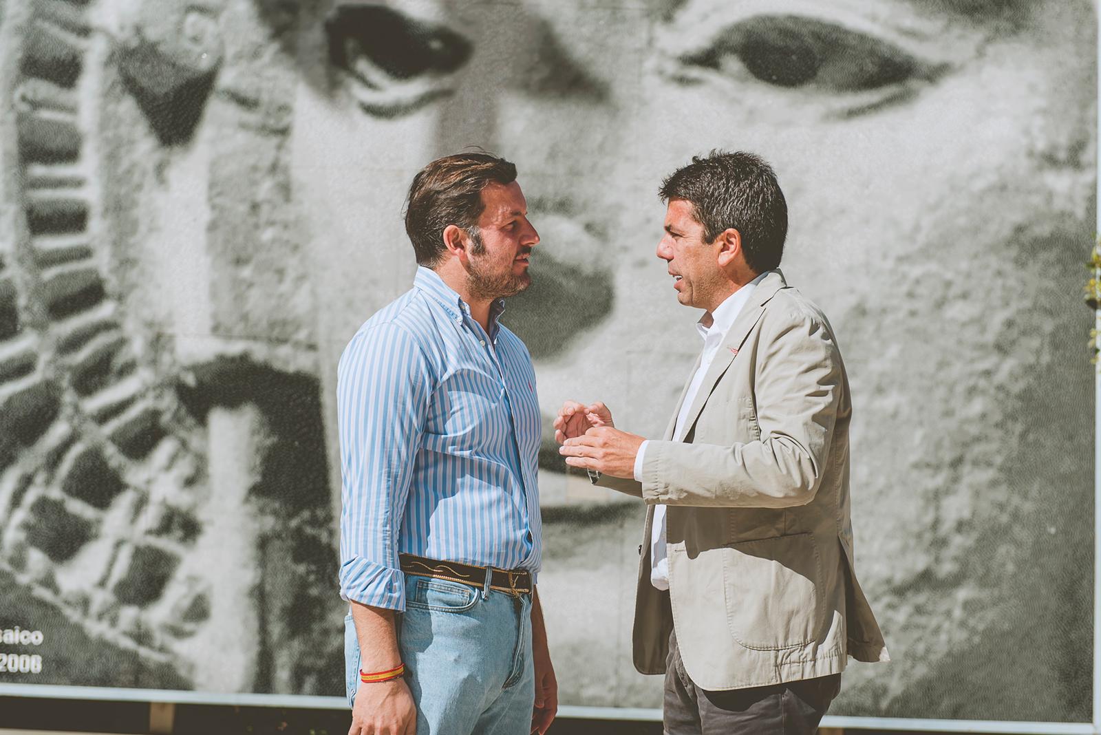 Pablo Ruz y Carlos Mazón mirándose