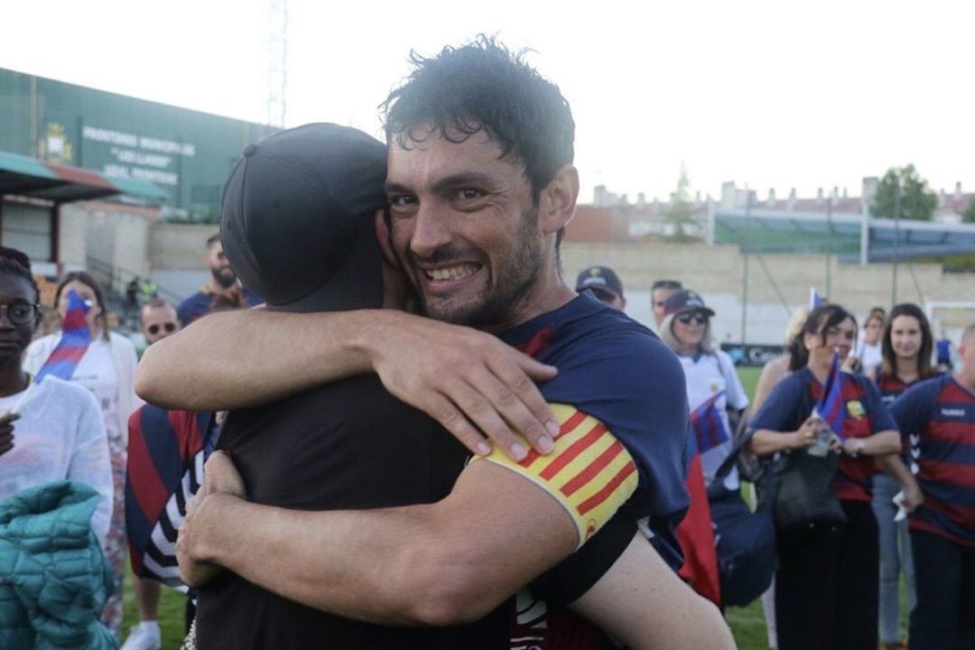 Lucas Viale celebra con los aficionados el ascenso a Segunda B