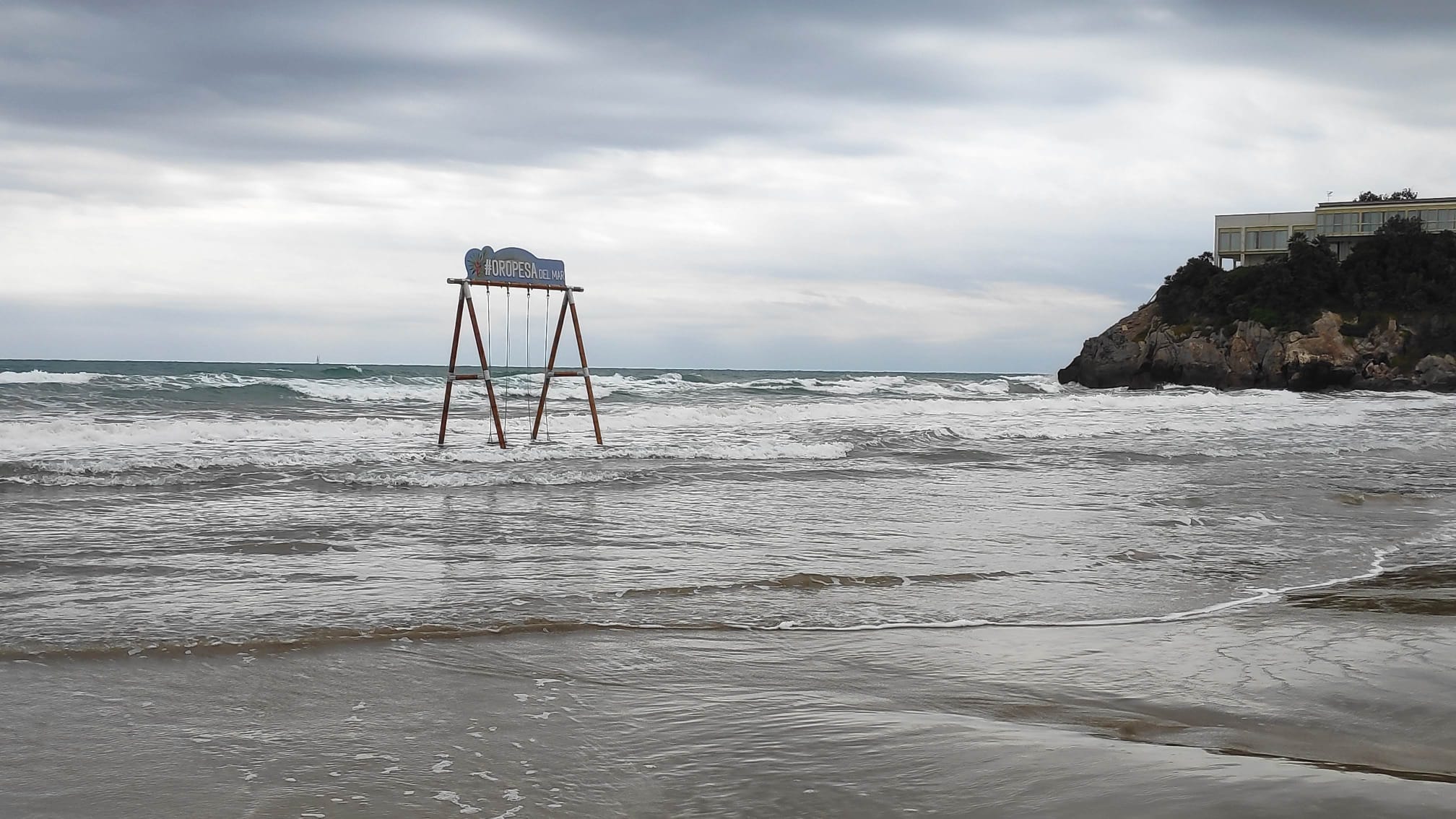 Columpio acuático en la Playa de la Concha de Oropesa del Mar