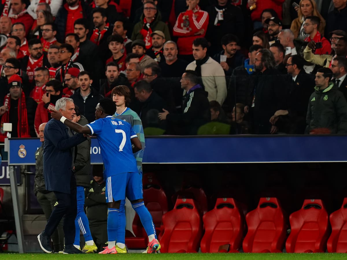 Mourinho, sobre Vinicius: "Tiene que ir a los hombros de sus compañeros y no meterse con un estadio de 60.000 personas"