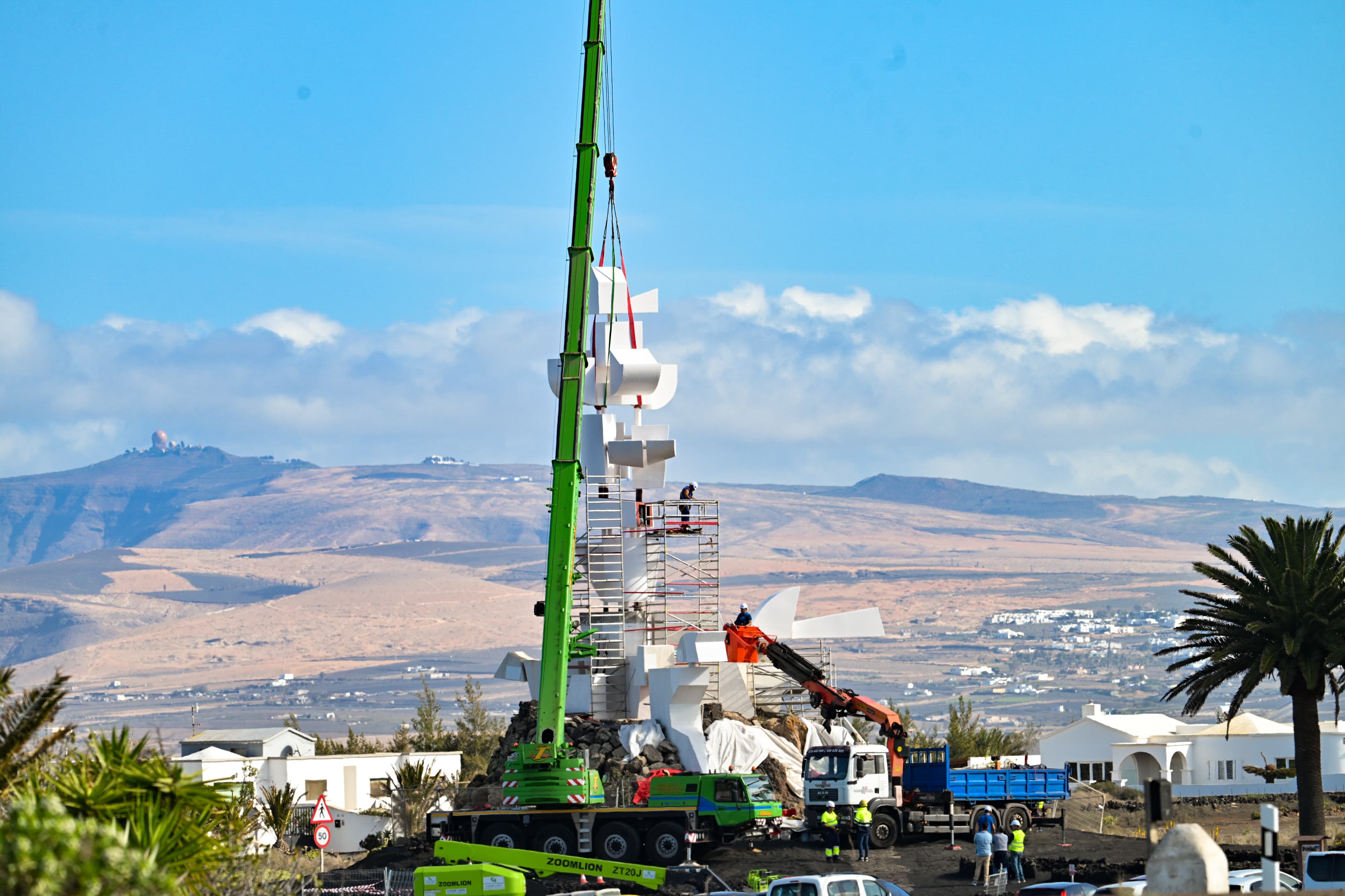 Trabajadores reponiendo la Escultura de la Fecundidad en Lanzarote.