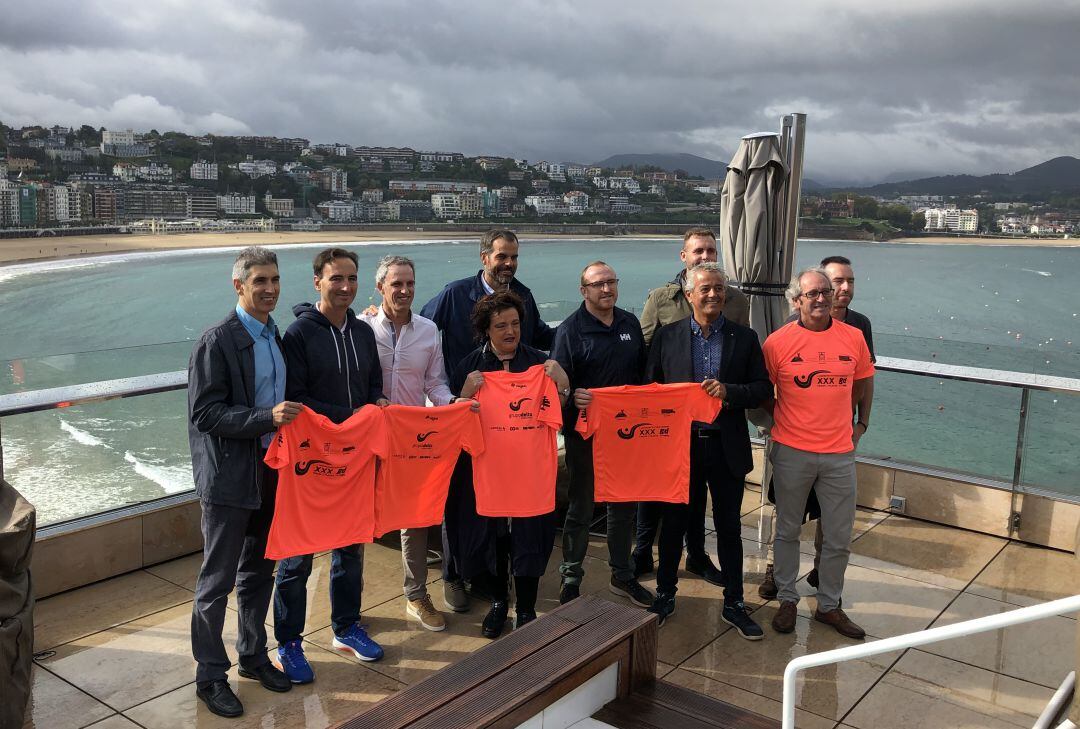 Organizadores y patrocinadores posan con las camisetas de la prueba