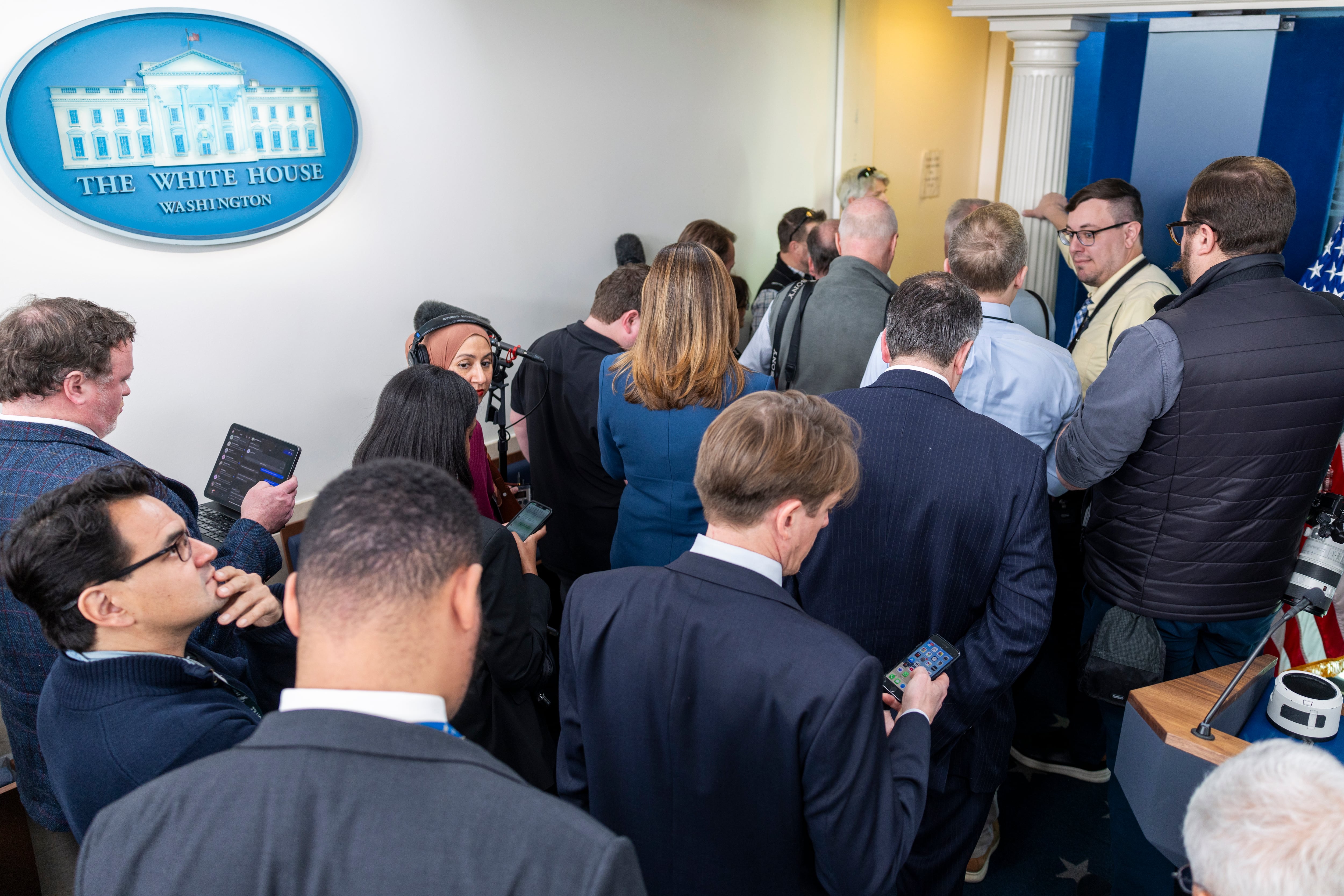 Los periodistas elegidos por Trump para atender su actividad durante este miércoles esperando para entrar en la Casa Blanca