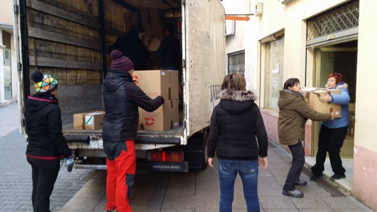 Los voluntarios de Paredes de Nava cargan la mercancía con destino a Siria