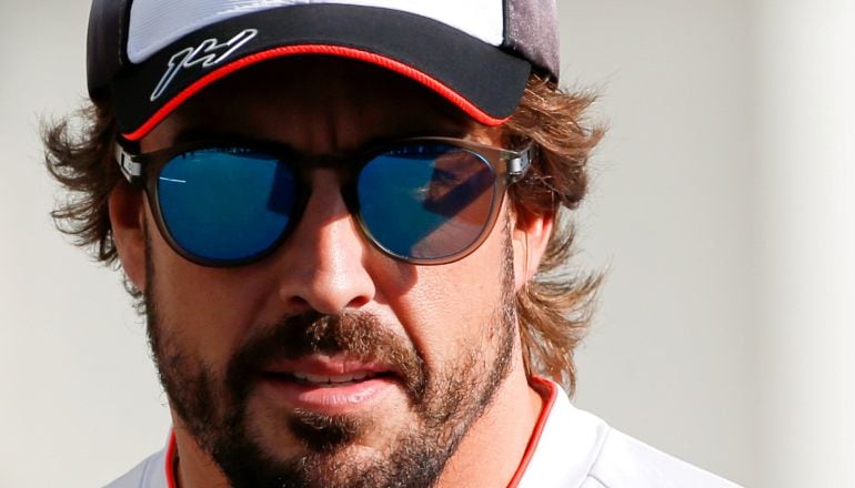 Fernando Alonso, en el paddock de Bahrein