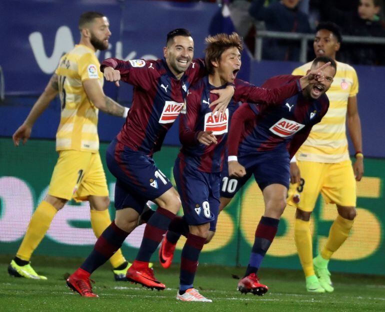 El centrocampista japonés del Eibar, Takashi Inui, celebra con sus compañeros Charles y Bebé el gol conseguido ante el Girona.