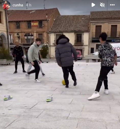 Matheus Cunha jugando en la Plaza de Villacastín