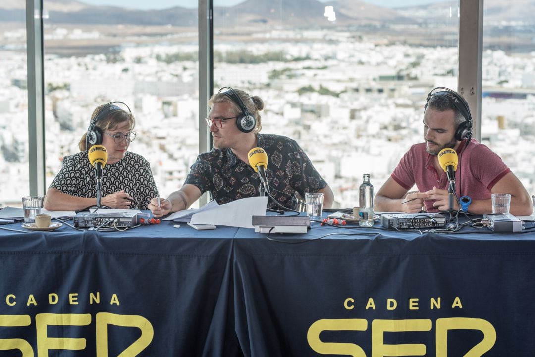 Escuchando su propia voz analizamos las claves que explican el fenómeno del Manrique pintor, escultor, escritor, activista y artista total.