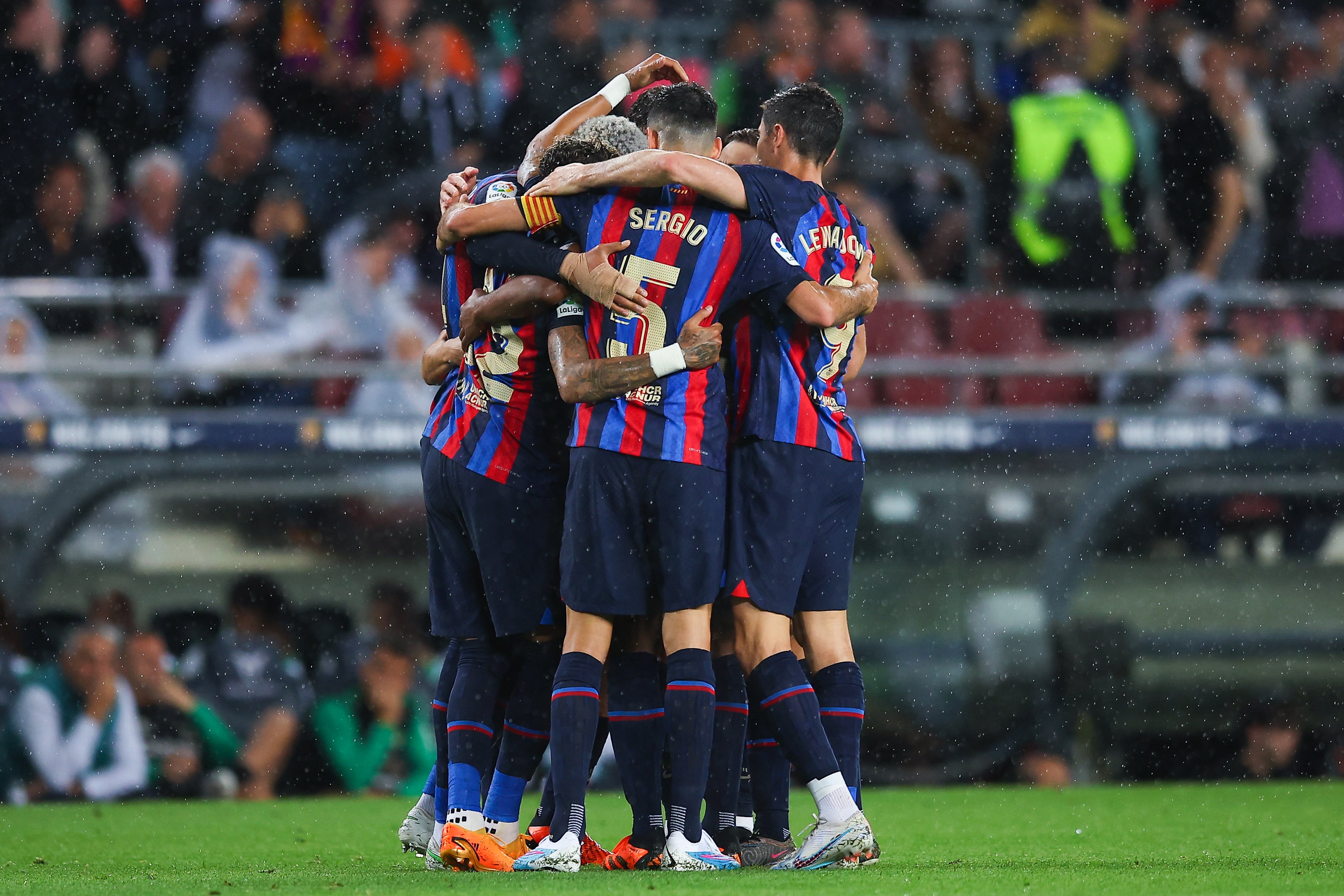 Jugadores del FC Barcelona celebran el tanto de Raphinha.