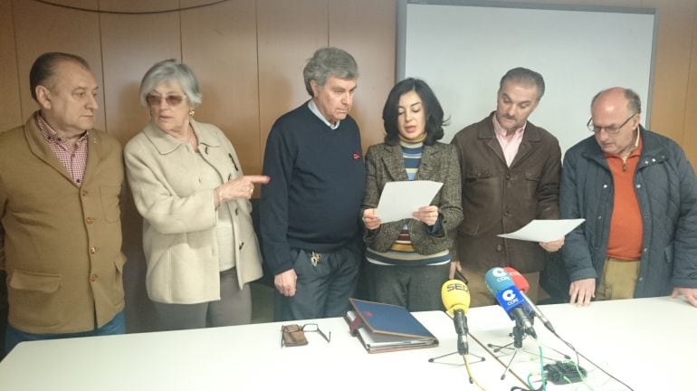 Representantes de asociaciones de vecinos de Oviedo en rueda de prensa para informar sobre la ordenanza de terrazas.