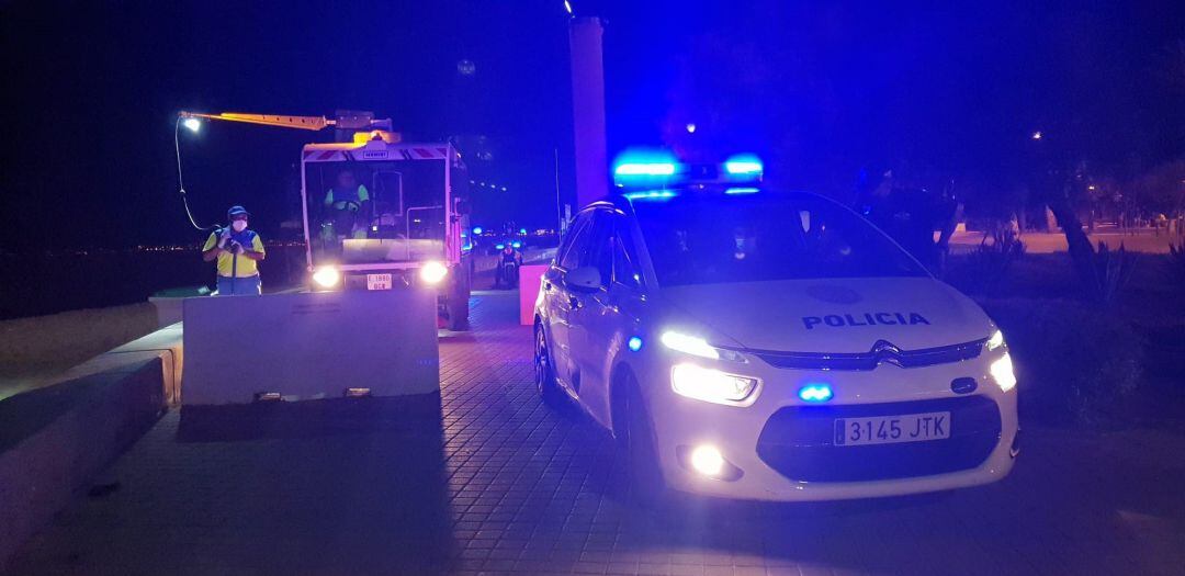 La Policía Local interviene para disolver un botellón en playa de Palma. Archivo.