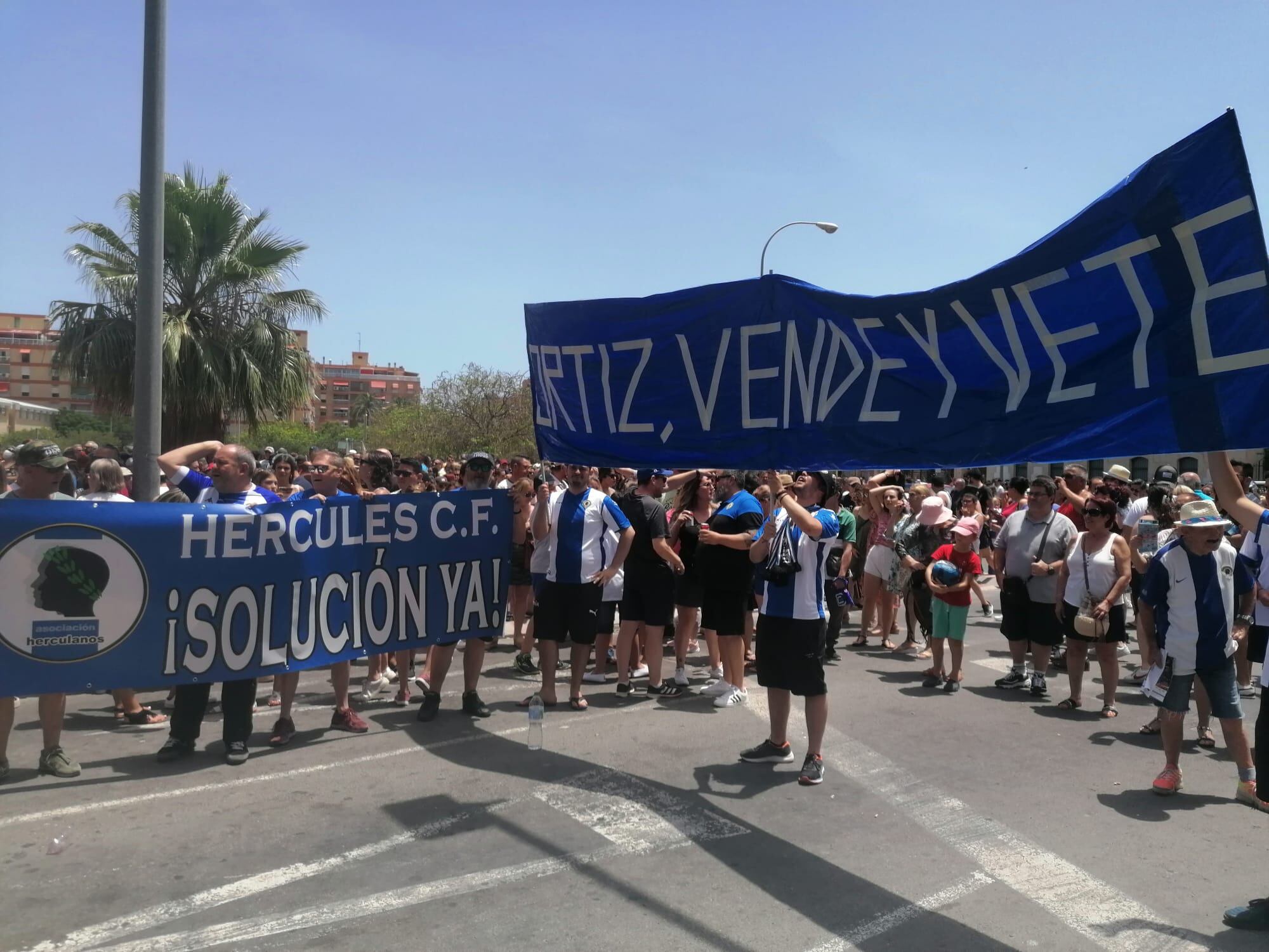 Los aficionados del Hércules han realizado una protesta contra la gestión de Ortiz en los momentos previos a la mascletà