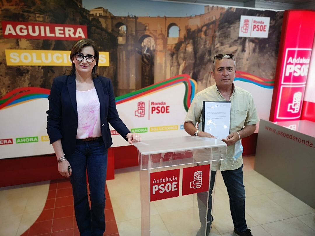 Isabel Aguilera, líder de la formación en Ronda, junto al secretario de infraestructuras del PSOE rondeño