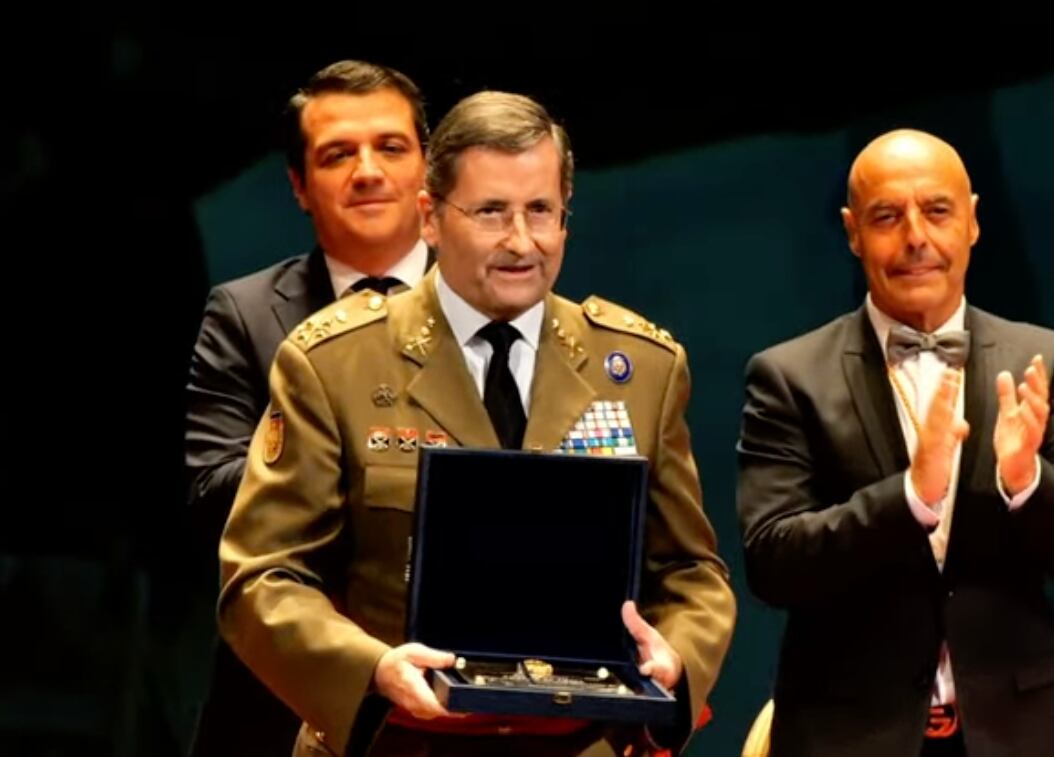 El Jefe del Estado Mayor del Ejército, el general Amador Enseñat, recogiendo la Medalla de la Ciudad de Córdoba