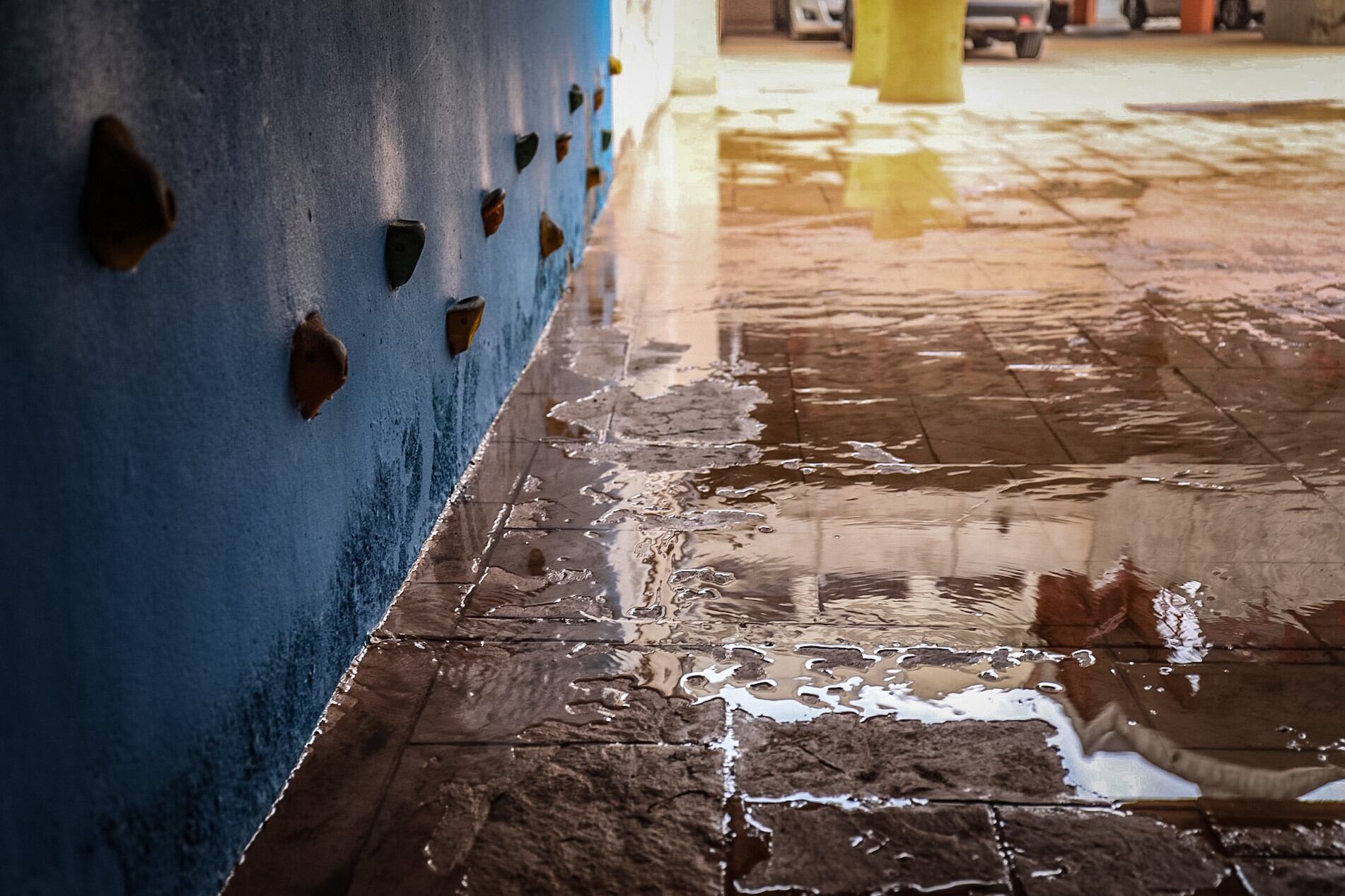 Tubería rota en el CEIP Saavedra Fajardo de Algezares (Murcia)