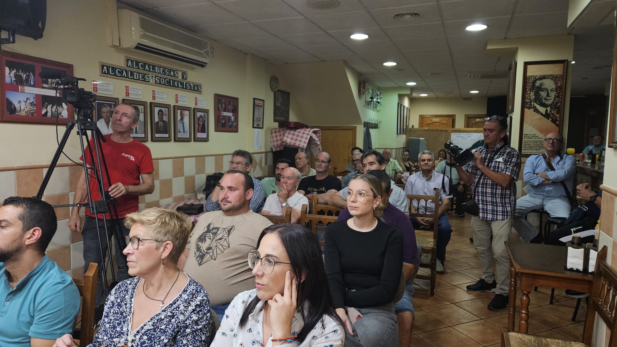 Público asistente a la asamblea del PSOE  de Jódar