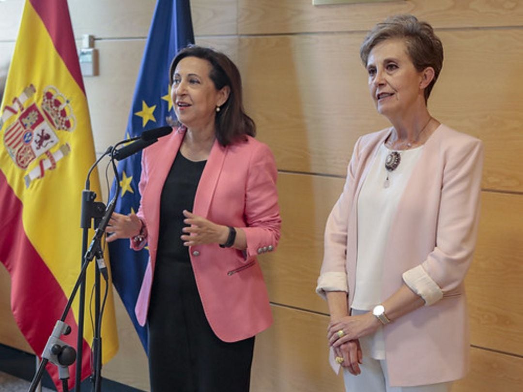 La ministra de Defena, Margarita Robles (i), junto a Paz Esteban (d), nueva directora del CNI.