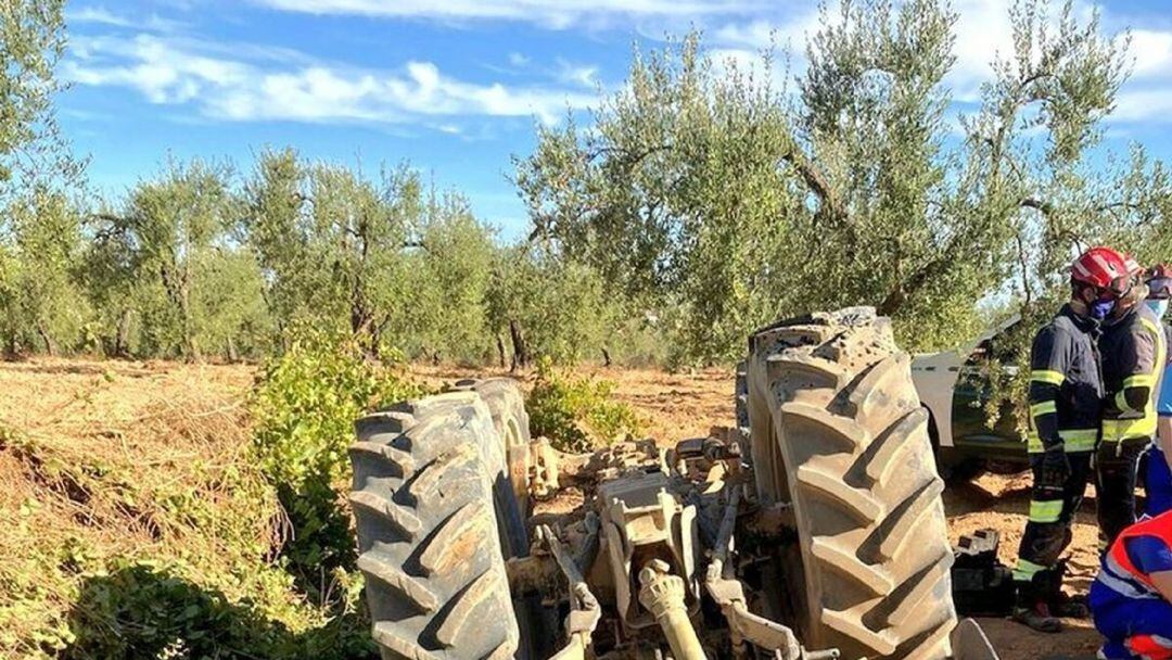 Tractor volcado en la finca El Señorío