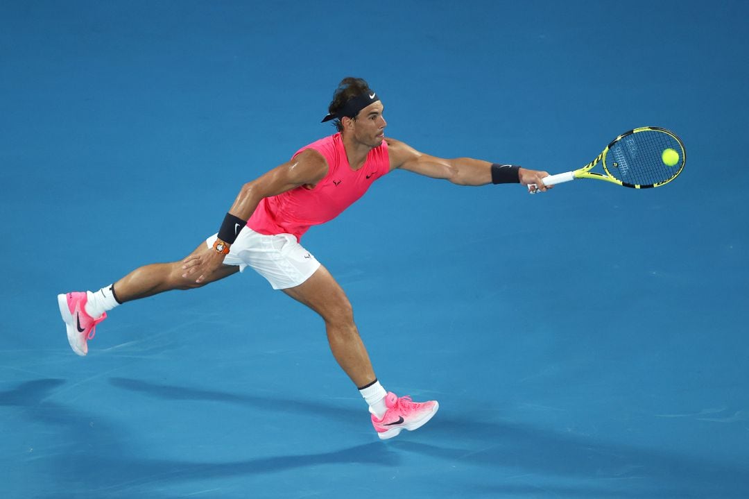 Rafa Nadal devuelve una bola en el pasado Open de Australia de 2020