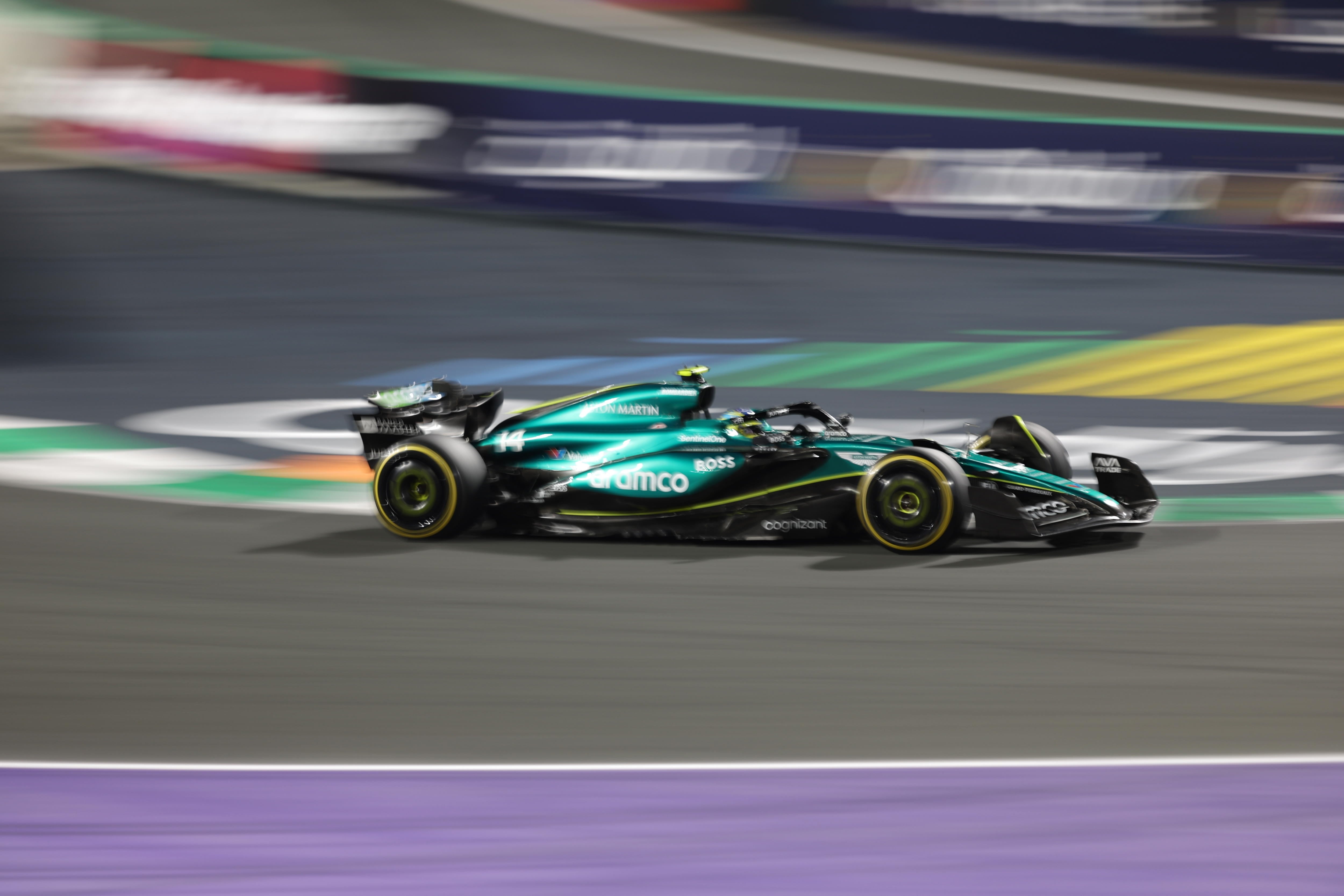 Fernando Alonso pilota su Aston Martin durante el Gran Premio de Arabia Saudí