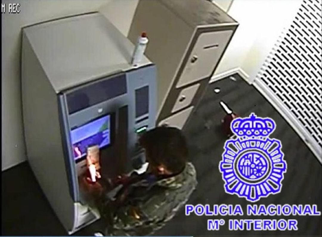 Imagen del momento en que el detenido incendia el cajero