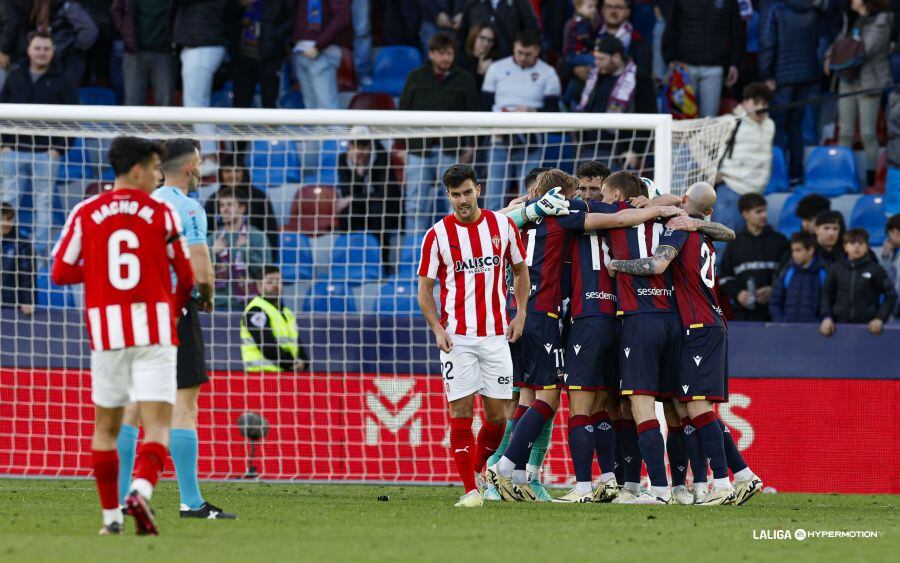 Los jugadores del Levante celebran su gol al Sporting.