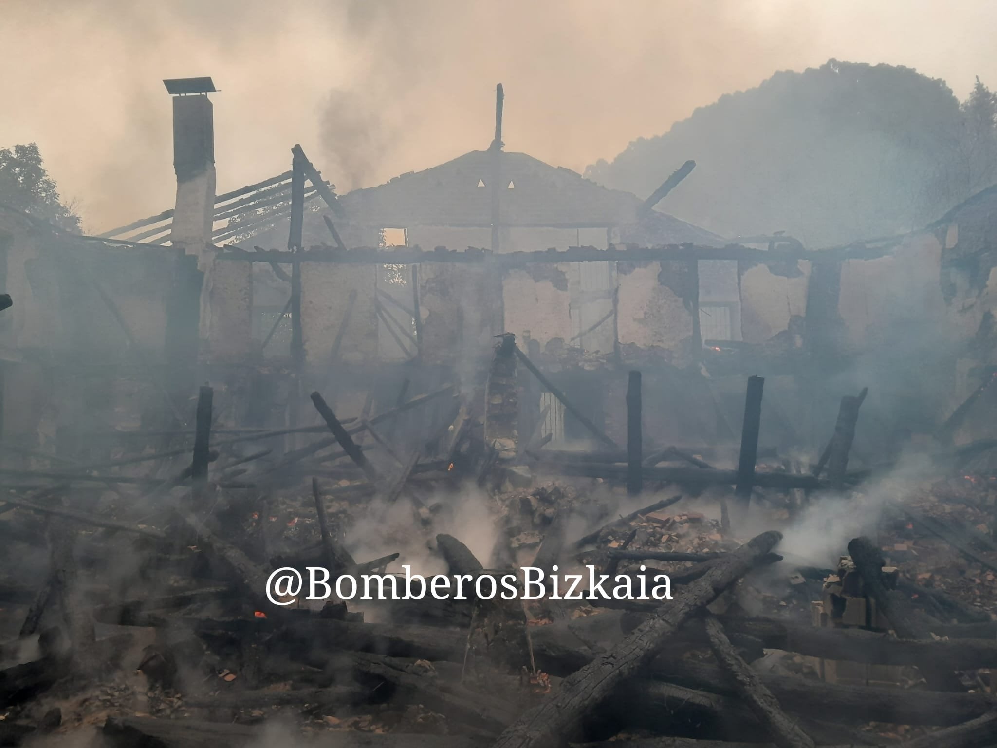 Así ha quedado el caserío incendiado en Kortezubi