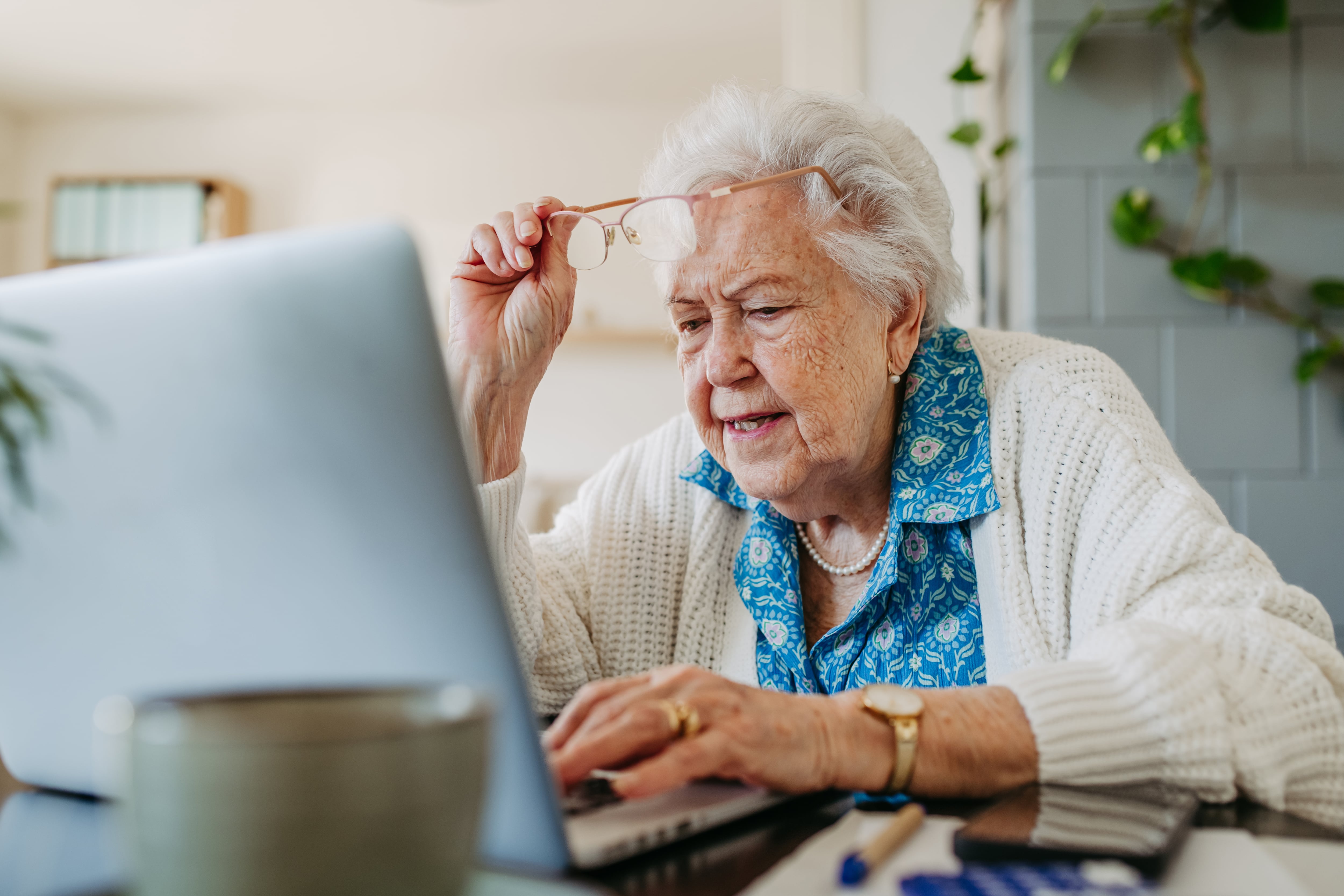 Los mayores de Algete aprenden a navegar por Internet.