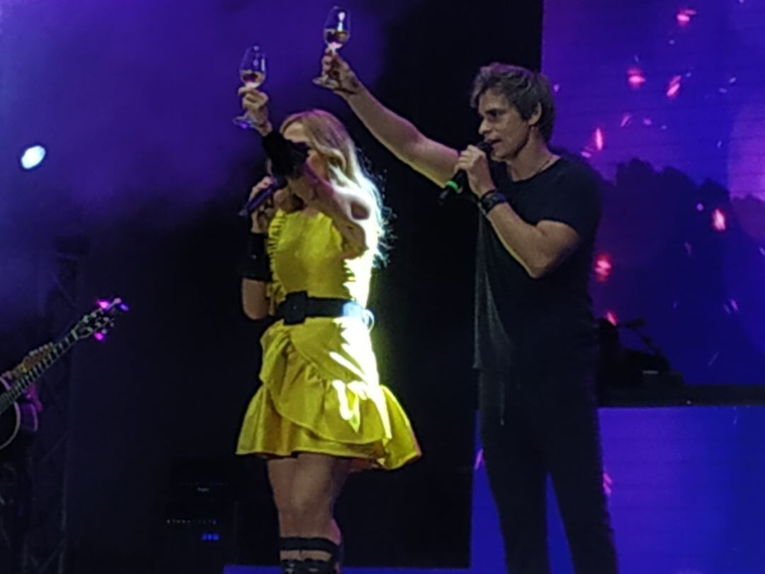 Carlos Baute y Marta Sánchez brindando al final del concierto con una copa de fino