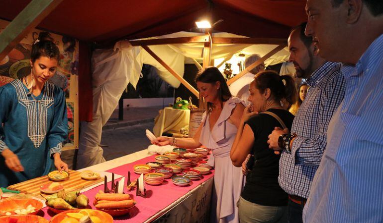 La concejala de Turismo, Luisa Barranco, inaugurando el mercado.