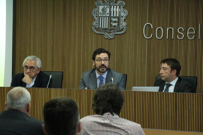 El vicepresident de l&#039;AREB, Armand Pujal, el membre espanyol, César Goyache i el president, Albert Hinojosa. 