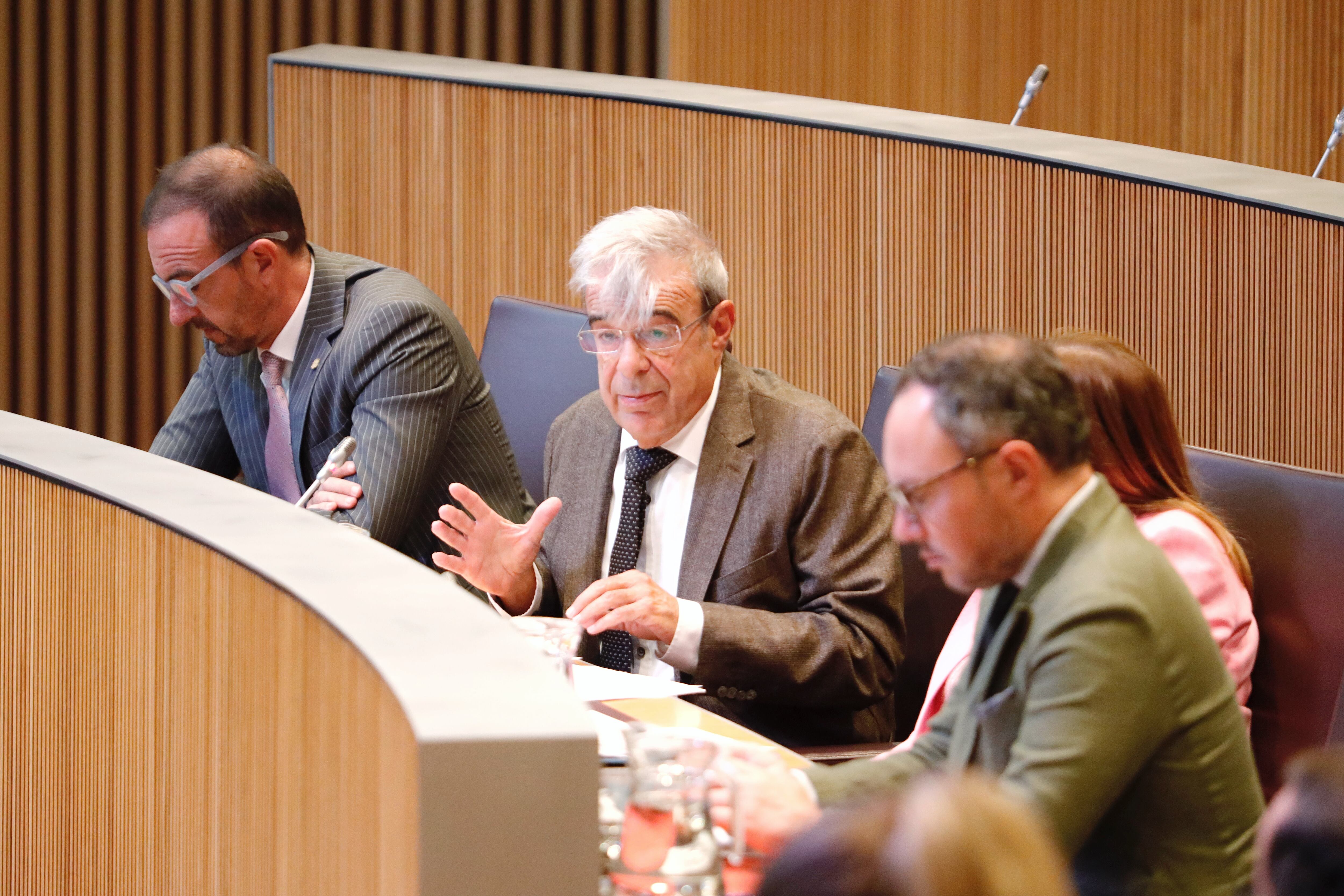 El ministre de Relacions Institucionals, es remet a la defensa del coprincipat per centrar-se només en la despenalització de l'avortament