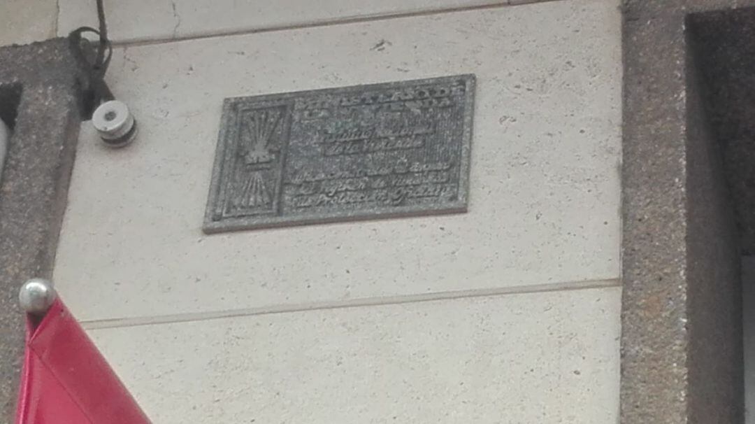 La placa del ministeri de l&#039;habitatge de la dictadura encara es pot veure al carrer Sant Esteve de Maó.
