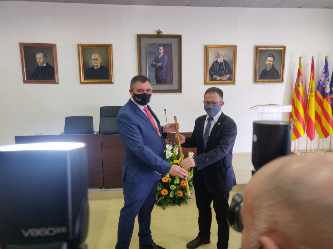 Marí Ribas pasando el bastón de mano a Guerrero