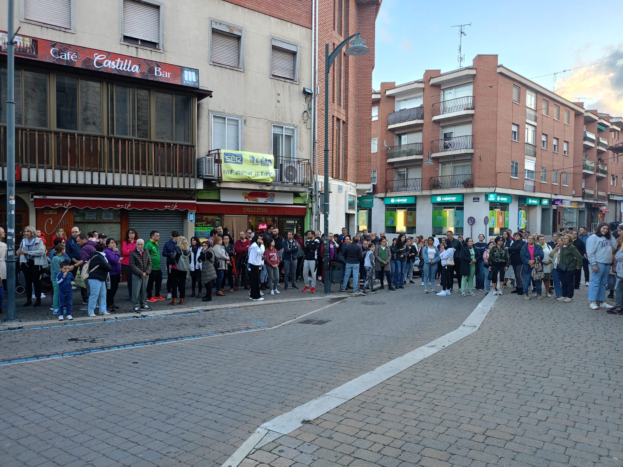 Concentración de los vecinos de Cuéllar como repulsa y solidaridad a la grave agresión sufrida por una vecina