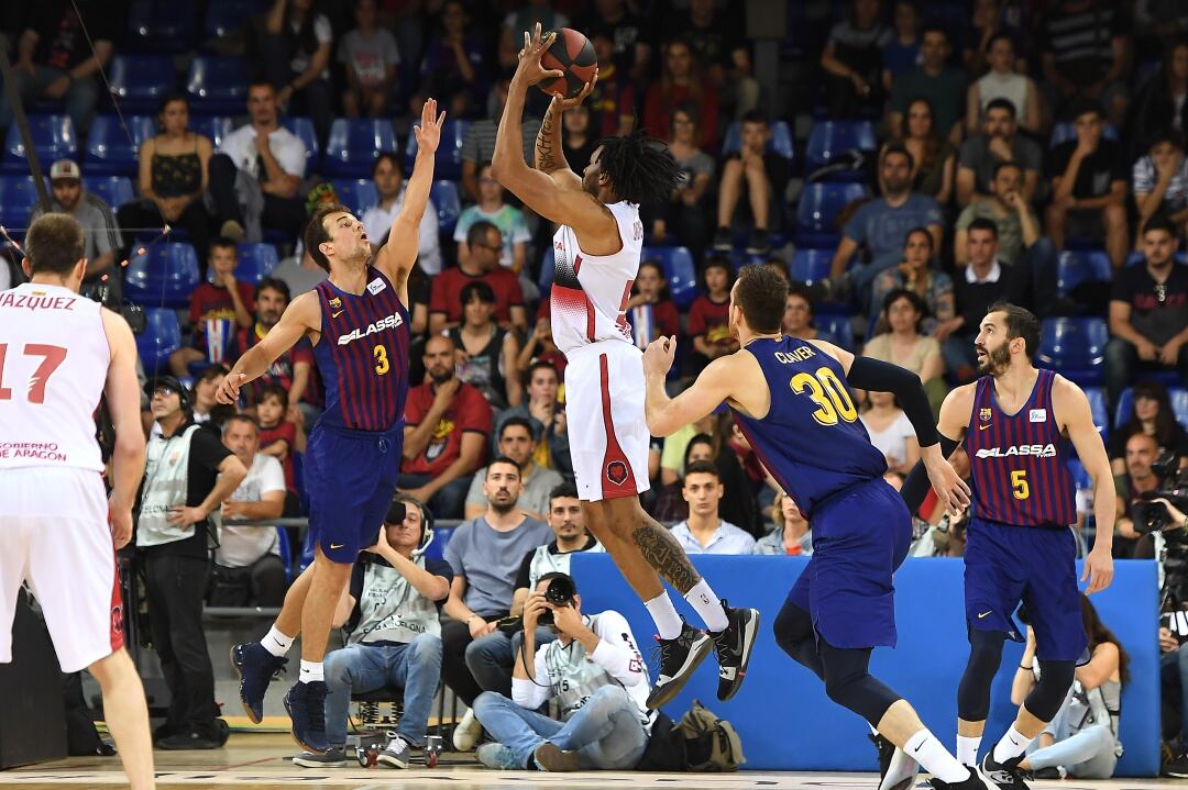 Okoye lanza a canasta ante la oposición de Pangos
