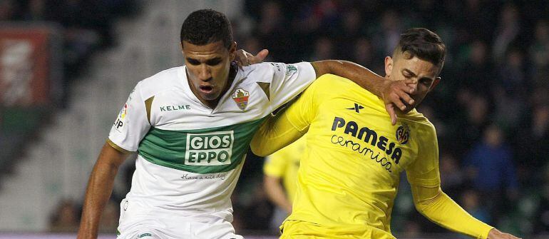 GRA191. ELCHE (ALICANTE), 03/01/2015.- El delantero brasileño del Elche Jonathas de Jesus (i) disputa un balón con el defensa brasileño del Villarreal Gabriel Paulista (d), durante el partido de la decimoséptima jornada de la Liga de Primera División que 