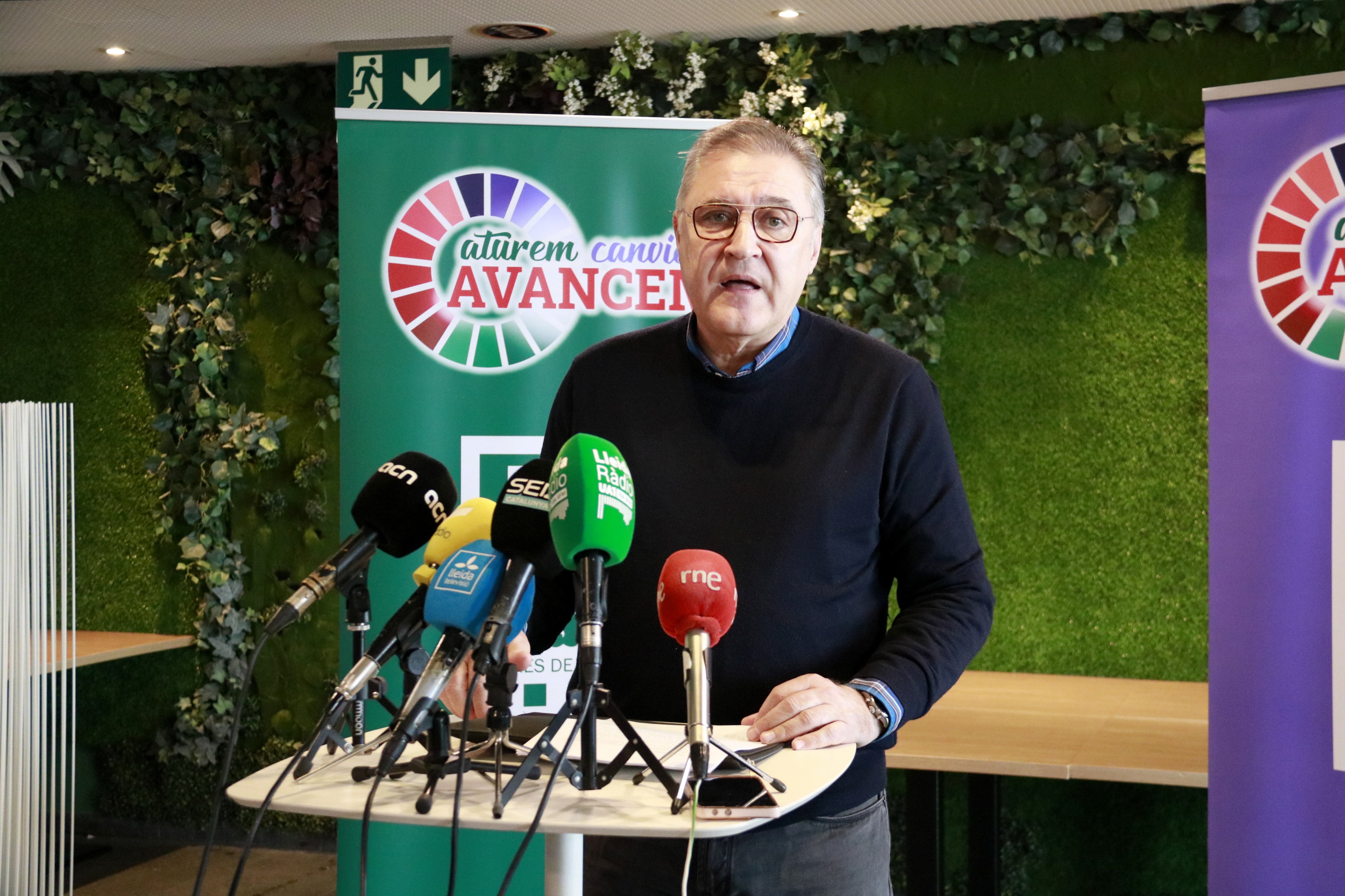 José Luís Aguilà, secretari general de la UGT de Lleida, durant la roda de premsa prèvia a l'esmorzar de Nadal que ha ofert als periodistes de Lleida. Foto: ACN