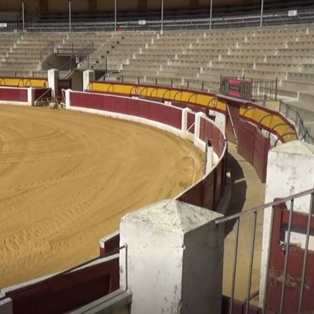 La plaza de toros acoge una exhibición de personal y material de las Fuerzas Armadas