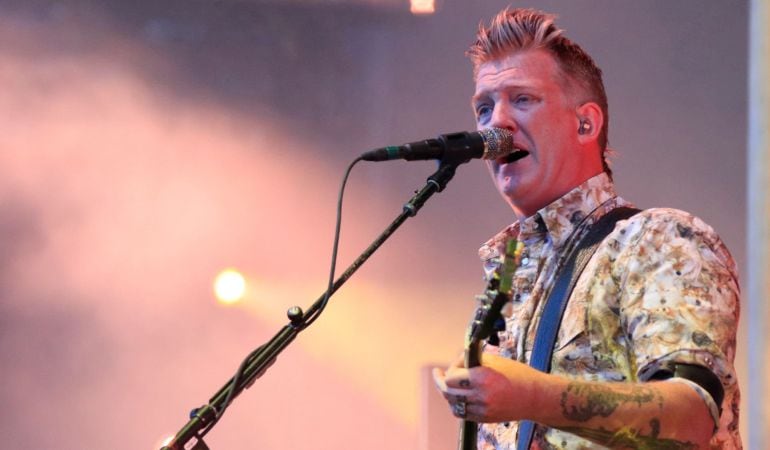 El cantante y guitarrista de la banda estadounidense &quot;Queens of the Stone Age&quot;, Josh Homme, durante el concierto de la última jornada del festival Mad Cool ofrecido esta noche en el parque de Valdebebas, en Madrid.