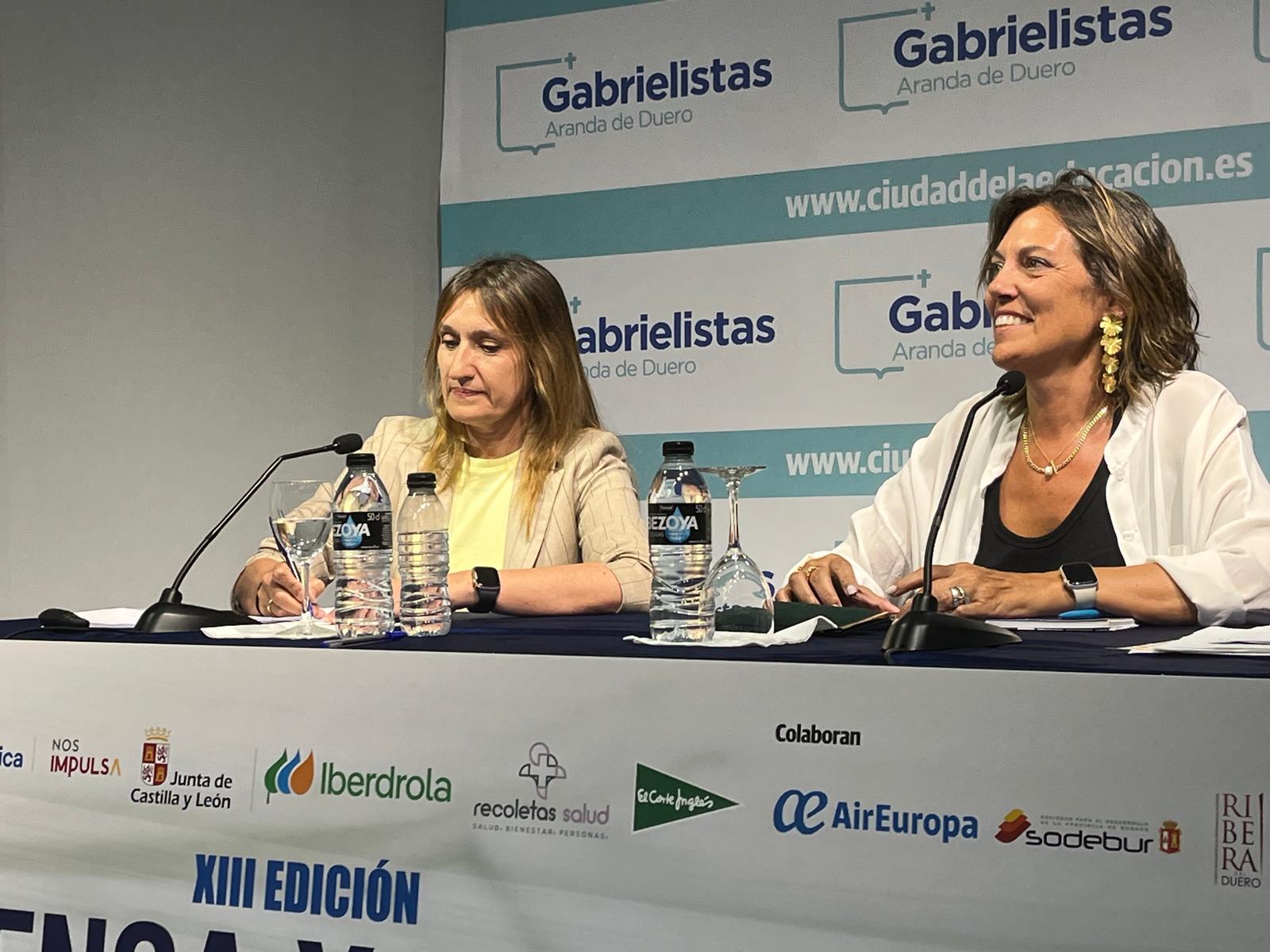Rocío Lucas, consejera de Educación de Castilla y León (dcha) junto a la parlamentaria del PP Milagros Marcos en el curso Prensa y Poder 2025