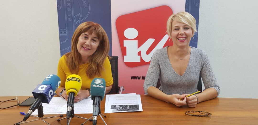 Las concejalas de Izquierda Unida en el Ayuntamiento de Motril, Daniela Paqué e Inmaculada Omiste