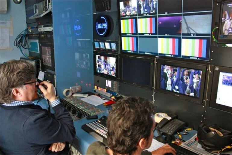 Control de realización de una unidad móvil de la televisión local de Granada TG7