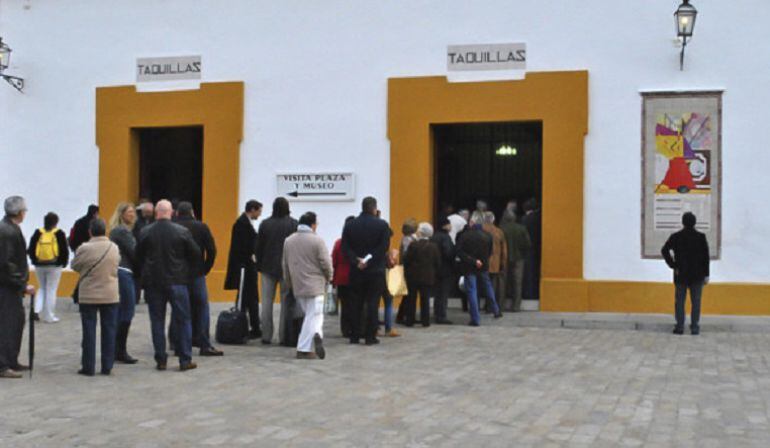 Colas este martes a las puertas de las taquillas de la plaza de toros de Sevilla