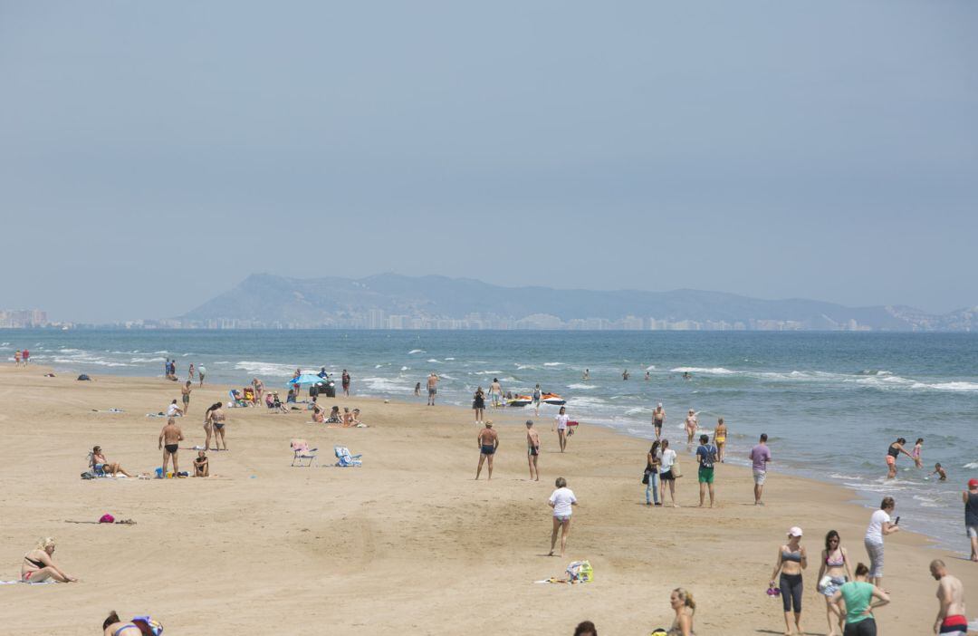Bañistas en la playa de Gandia
